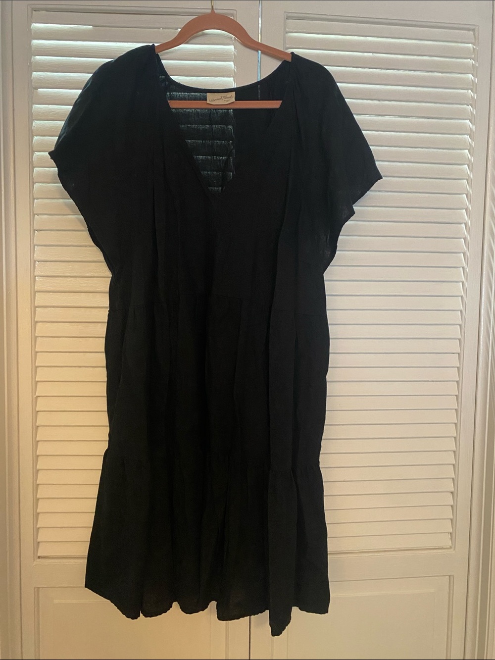 Universal Thread Black V-Neck Short Sleeve Tiered Dress